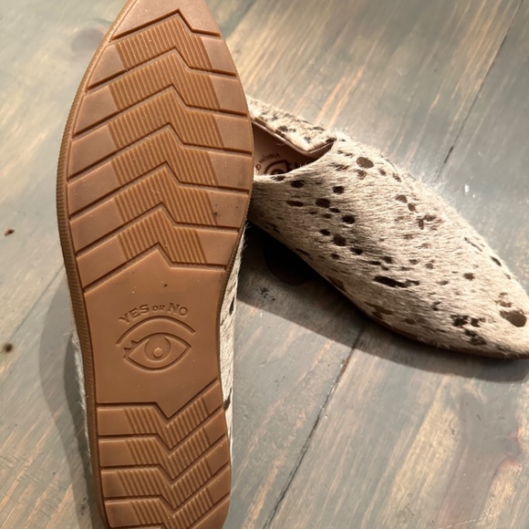 Vision Quest pointed toe leather and gold boot flats - Picture 4 of 4